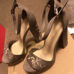 They come with the box and paper.